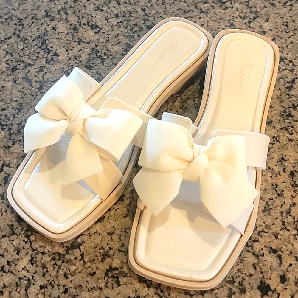 New Cream Bow slides sz 8
